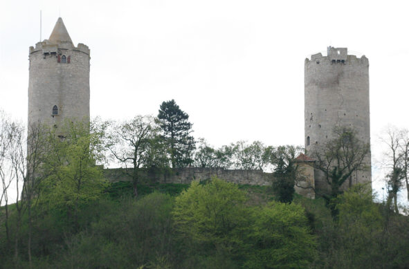 Blick aus der Ortschaft Saaleck auf die Burg Saaleck