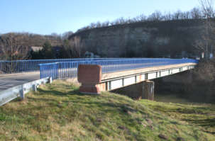 Unstrutbrücke mit Namensstein