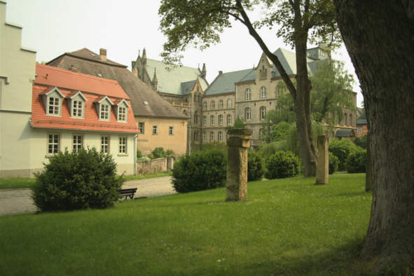 Blick aus Richtung Torbogen, Eingangsportal in Hhe ehemaliges Diakonat auf das neue Schulgebude 1884, die Papiermhle 1660 und das ehemalige Mhlen- und Wirtschaftsgebude