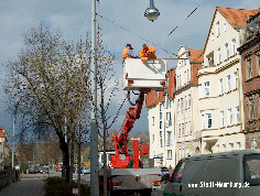 Arbeiten an der Oberleitung im Abschnitt zwischen Jägerplatz und Bahnhof im April 2004